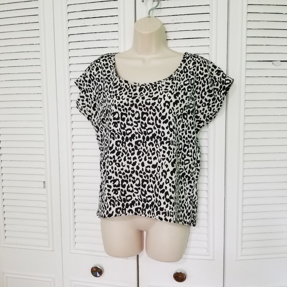 Lola's Collection Animal Print Top size Medium